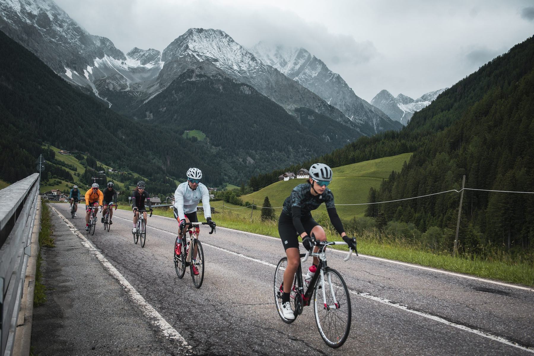 Gruppenausfahrt mit Rennrädern vor Bergkulisse