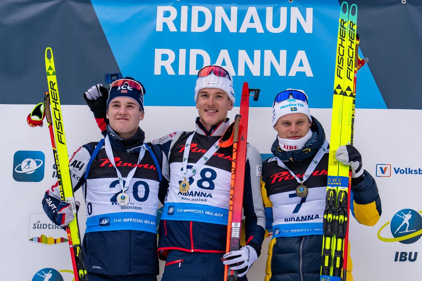 Dominic Unterweger als Sieger auf dem Podest beim IBU Cup in Ridnaun