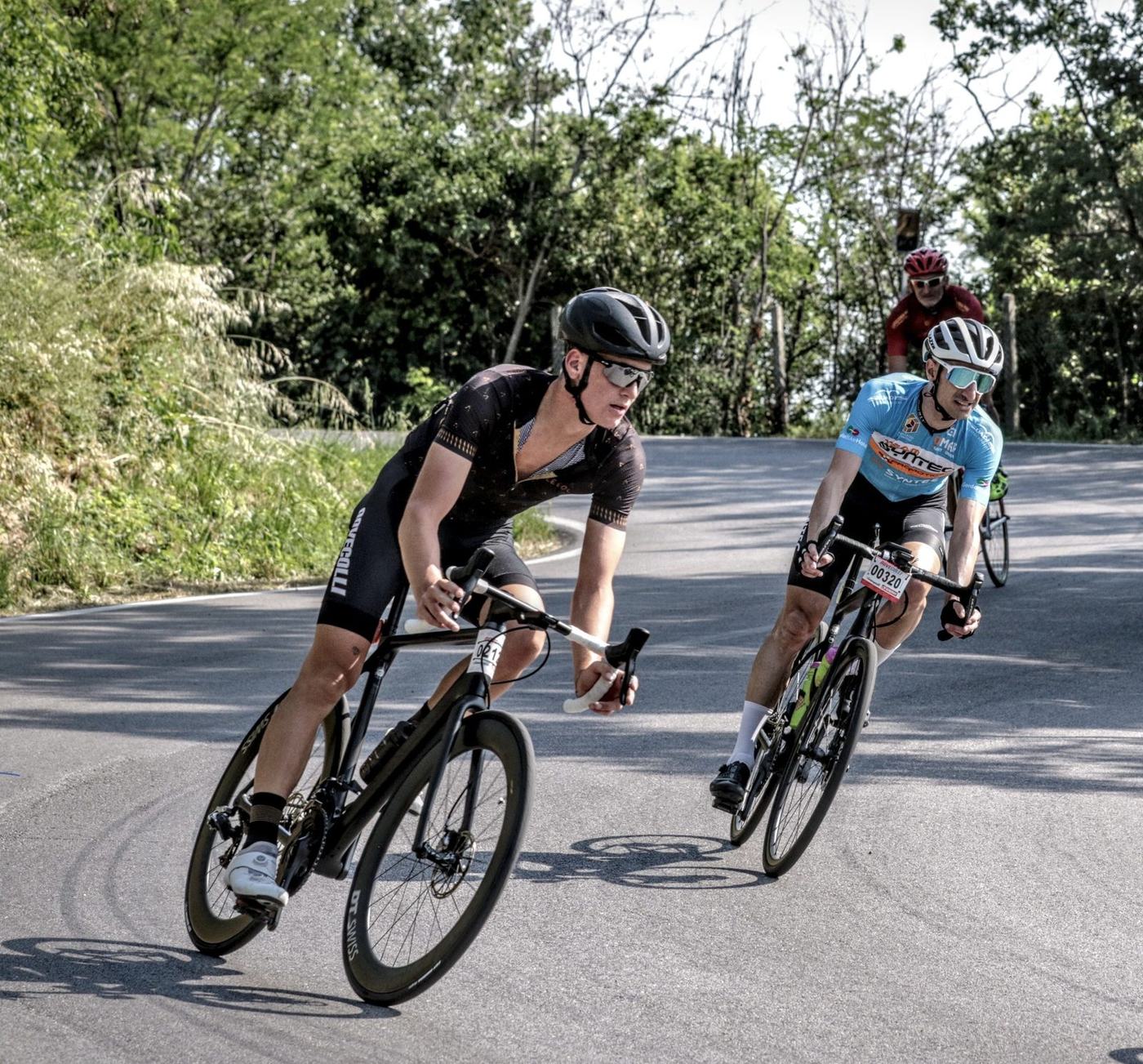 Rennradfahrer in der Kurve
