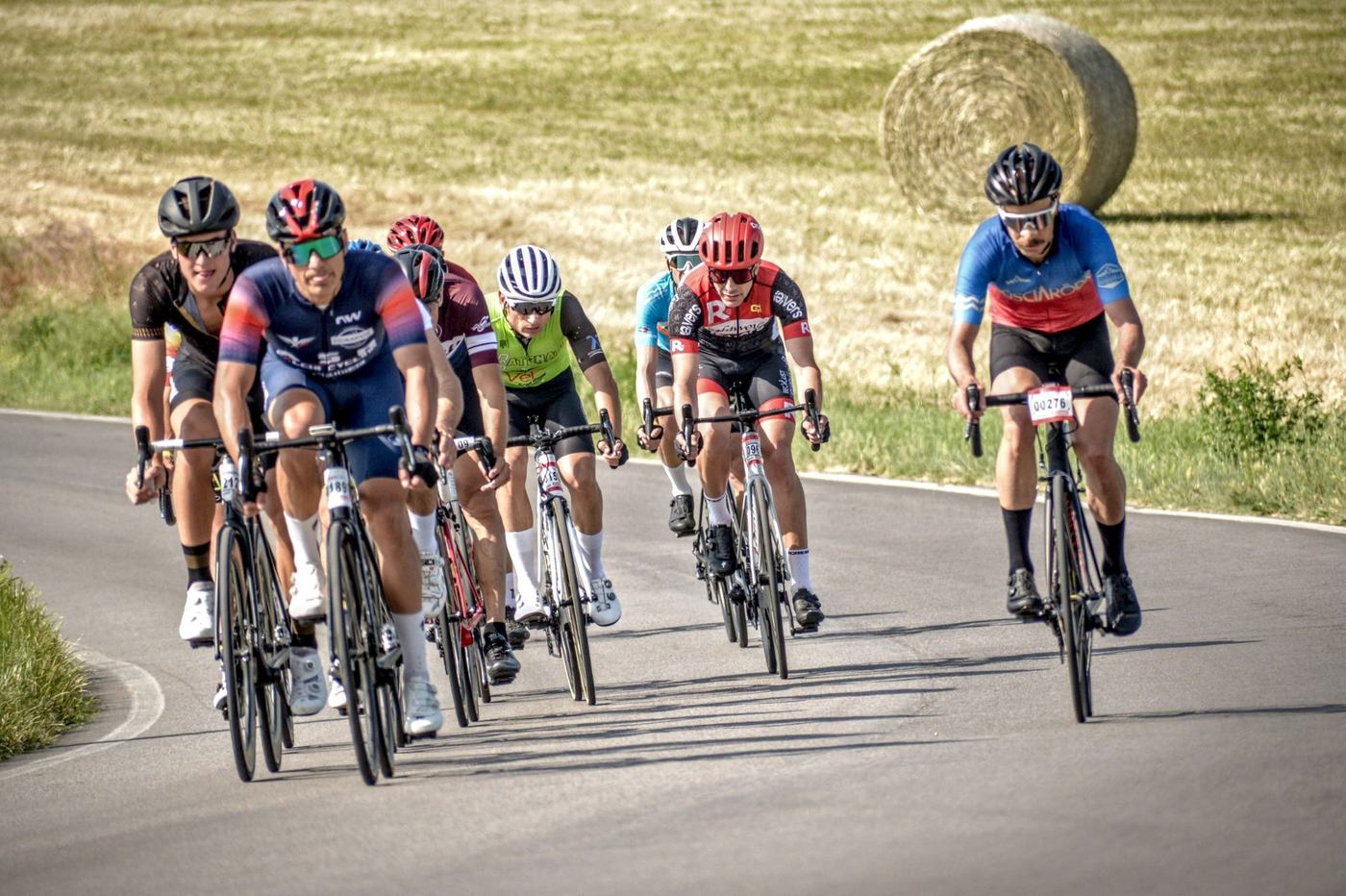 Feld von Rennradfahrern im Rennen